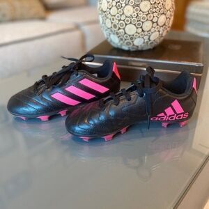 Adidas children’s kids size 12 black w/pink socket shoes. Great condition.